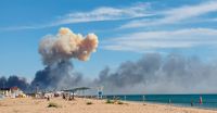 Ryska semesterfirare på en strand i närheten av flygbasen Saky när explosionerna inträffade i tisdags.
