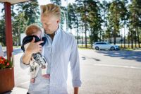 Stolt far. Janne Grönroos fick ta en aktiv papparoll från start. Sonen föddes via planerat kejsarsnitt och för att bespara sin sambo onödiga lyft tog han hand om alla blöjbyten de första veckorna.