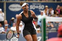 Serena Williams ser ut att lägga sitt tennisracket på hyllan. Arkivbild.