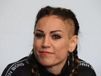 Eva Wahlström är dragplåstret under Borgå Boxnings evenemang.