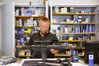 Petri Oinonen har sett en klar förändring i köpbeteendet. Han räknar med en större brist på patroner nästa år. Här visar han ett vapen av märket Bushmaster.