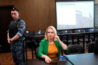 Marina Ovsjannikova gick i mars in i direktsändningen på sin arbetsplats, rysk statlig tv, i en protest mot kriget i Ukraina. Flera rättsförhandlingar följde på manifestationen, och hion uppges nu ha lämnat landet. Bild från i juli.
