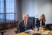 Helsingfors borgmästare Juhana Vartiainen och personalchefen Nina Gros höll en presskonferens i augusti med anledning av alla felaktigheter i stadens löneutbetalning. Arkivbild.