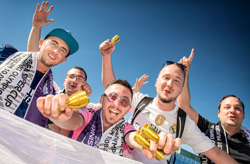 Från vänster: Patryj Mazurek, Wojciech Gorski, Kamil Lugowski, Damian Poplawski och Dominik Budniok från Polen älskar Real Madrid. – De här pokalerna är hemgjorda med en 3D-skrivare och jag har skrivit Helsingfors 2022 och mitt namn på alla, säger Gorski och skrattar.