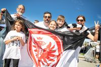 Från vänster: Jari, Jörg, Elsa, Henri, Stefanie och Ida. Familjen Friebel/Böhl är från Frankfurt och hoppas att hemmalaget ska vinna i kvällens Supermatch. – Min favoritspelare är Kevin Trapp, säger Elsa. – Och min är Filip Kostic, säger Henri.