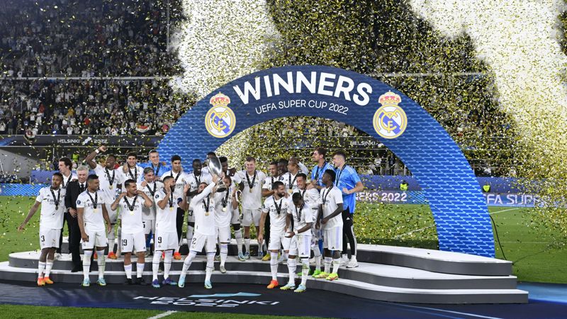 Real Madrid-spelarna firar segern i Supercupen i Helsingfors.