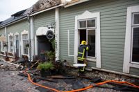 En brandman granskar skadorna i byggnaden.