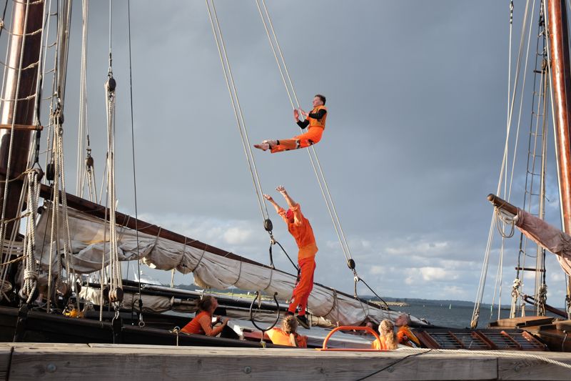 Det nästan 100 år gamla träfartyget S/V Swallow är cirkusgruppens hem, färdmedel och scen under sommarens turné.