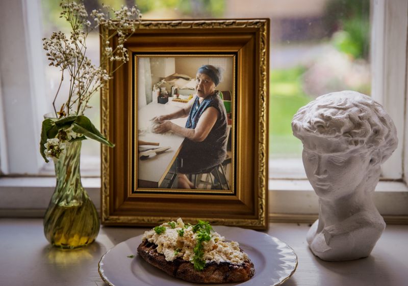 På fönsterbrädet finns ett inramat foto av Maria Nuutinens mormor Meri.