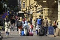 Turister promenerar längs Esplanaden i Helsingfors, sommaren 2022.