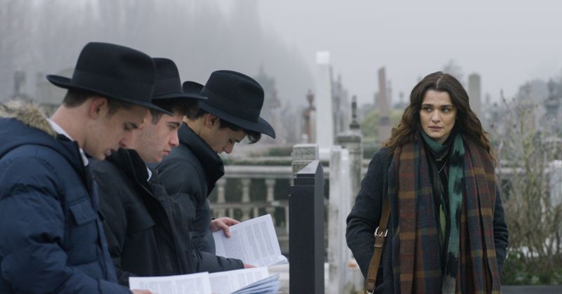 I Olydnad spelar Rachel Weisz en judisk kvinna som återvänder hem till London efter att hennes far rabbinen gått bort.