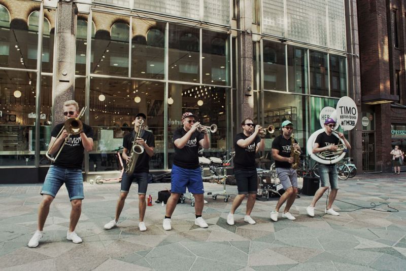 Arrangörerna utlovar "svänggaranti" när Timo Brass Band intar scenen på lördagskvällen under festivalen.