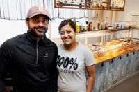 Från vänster: Waseem Qureshi och Reetu Singh grundade lunchrestaurangen R&R Lahore Delhi Gate tillsammans.