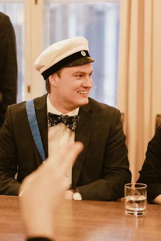 Kalle Grönroos är ordförande för Svenska Studerandes Intresseförening som ger ut Studentbladet. Han är också styrelsemedlem i Helsingfors universitets studentkår.
