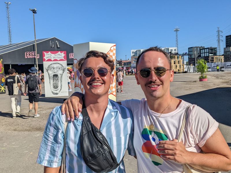 Joona tillsammans med sin brittiska kompis såg fram emot utbudet på årets Flowfestival.