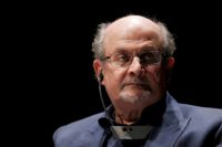 Författaren Salman Rushdie attackerades på en scen utanför New York på fredagen.
