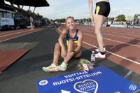 Nina Chydenius firar som färsk finländsk mästare på 10 000 meter i början av augusti i år.