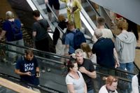Under 50 år som stad har Esbo vuxit i rasande fart, antalet invånare har ökat från cirka 100 000 till 300 000. Det hr sätter stora krav på staden som serviceleverantör och byggherre, det behövs ständigt nya skolor, daghem och seniorboenden, samt infrastruktur som gator, avlopp och bostadsområden. Bilden är från köpcentret Iso Omena i Mattby, där staden har både bibliotek och servicetorg.