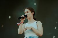Sigrid var en av Flowfestivalens höjdare på öppningsdagen. Hon var publikens favorit med sin positiva inställning.