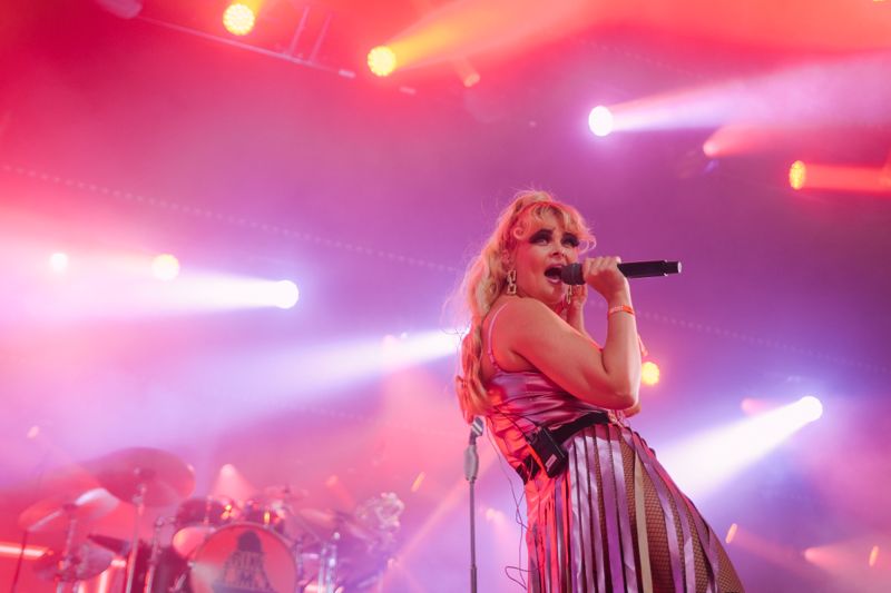 Erika Vikmans musik är en blandning av pop och schlager.