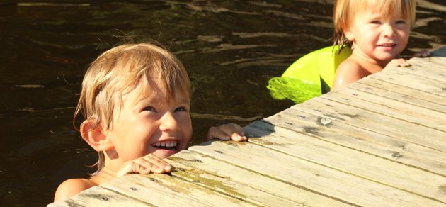 Anian och Akilles Malm förknippar vatten med lek och glädje, men för många barn är det i dag ett främmande element.