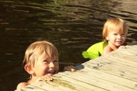 Anian och Akilles Malm förknippar vatten med lek och glädje, men för många barn är det i dag ett främmande element.