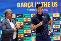 Barcelonas ordförande Joan Laporta tillsammans med anfallaren Robert Lewandowski. Arkivbild.
