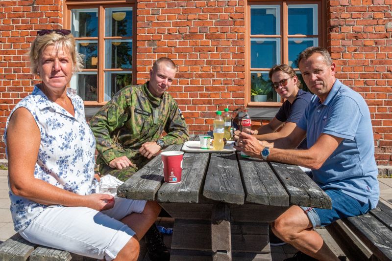 Jägare Viktor Engström får besök av mamma Teresia Tötterman-Engström, lillebror Rickard Engström och pappa Mats Engström.