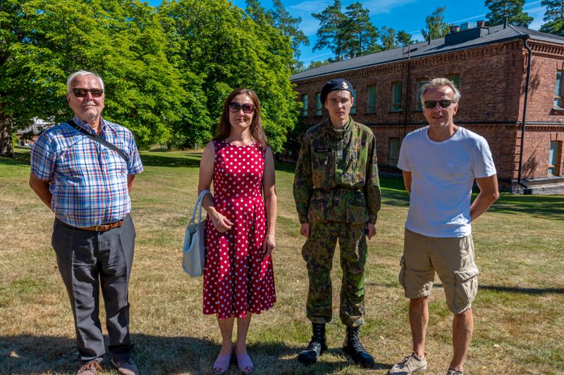 Jägare Matias Backlund med farfar Lasse och föräldrarna Johanna och Tom Backlund.
