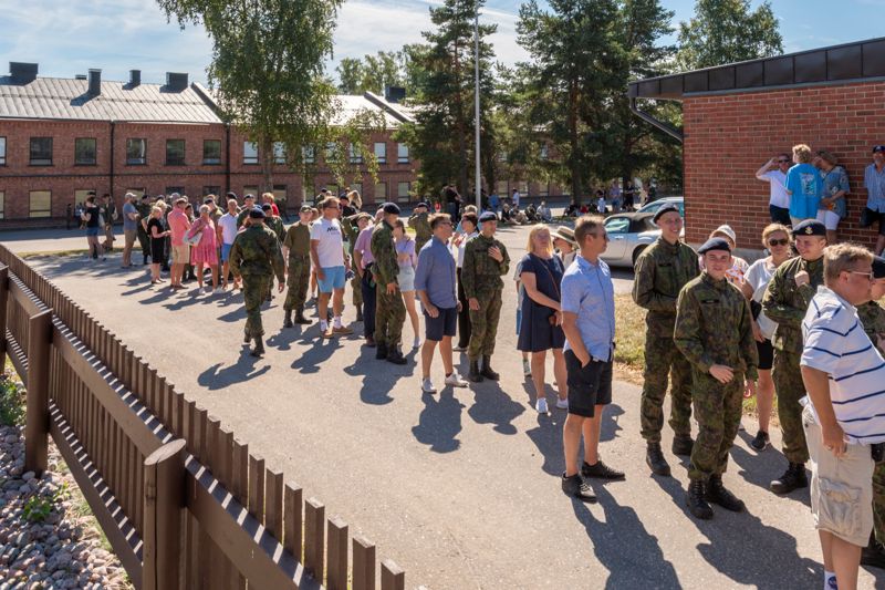 Flera av beväringarna och deras anhöriga ville besöka Nylands brigads soldathem.