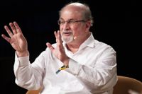 Författaren Salman Rushdie har utsatts för ett knivattentat i delstaten New York.