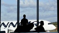 Kriget i Ukraina har tvingat Finnair att lägga om sin strategi. Sparåtgärder och samarbeten ingår i den nya strategin.