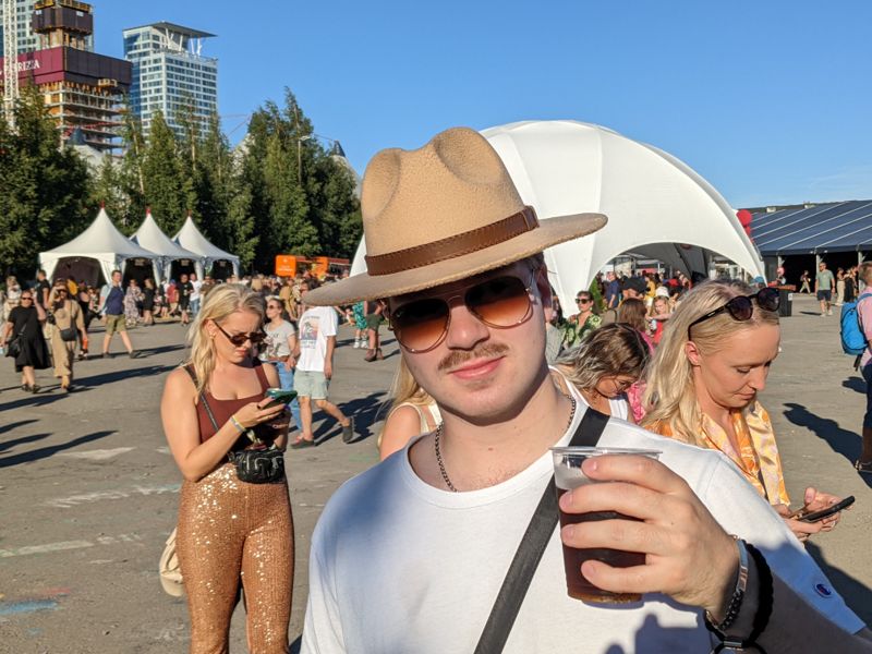 Julius tycker att priserna på drycker kunde vara lägre.