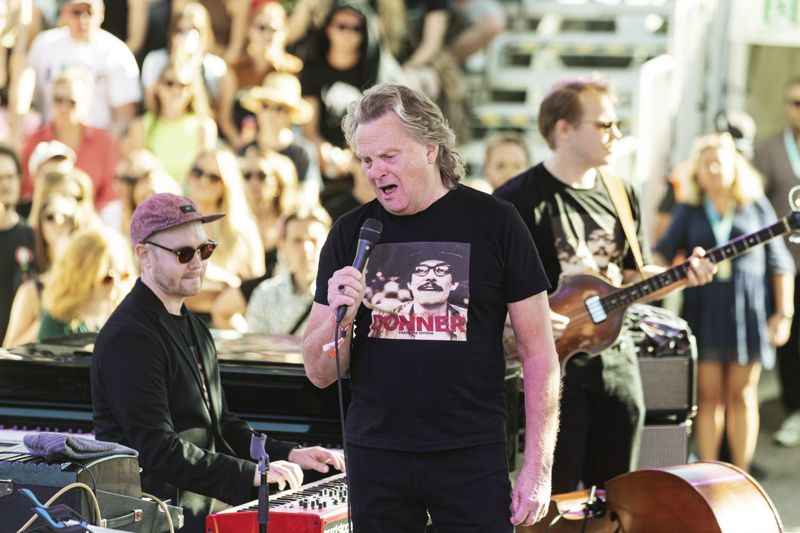 Pepe Willberg framförde musik av Otto Donner till texter av Pentti Saarikoski. Roni Rekomaa/Lehtikuva