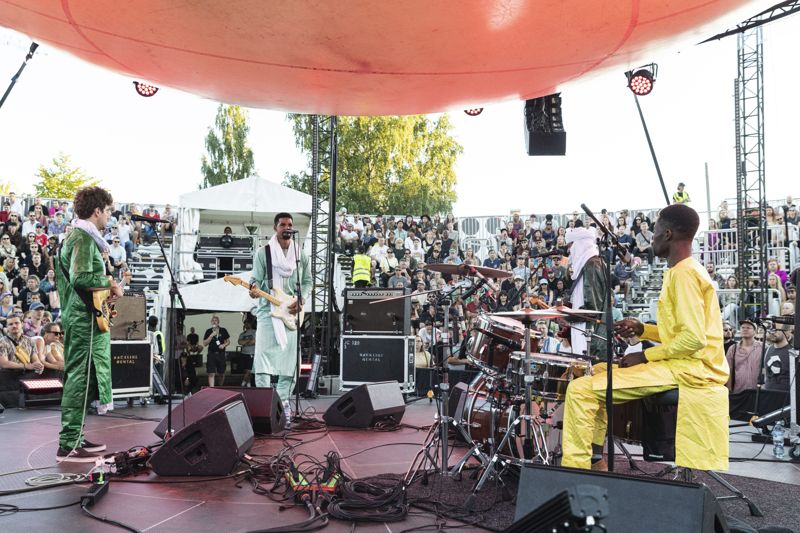 Mdou Moctar stod för en av Flowfestivalens mest svängiga konserter. Roni Rekomaa/Lehtikuva