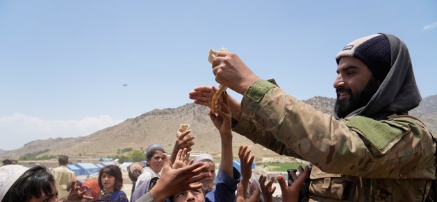 Fattigdomen skenar i Afghanistan ett år efter det att talibanerna tog makten. Här får barn mat i ett flyktingläger Paktika i östra delen av landet.