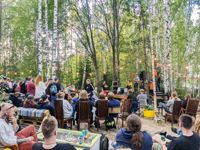 Den första konserten lockade omkring 170 besökare. På scenen Kuuhullu.