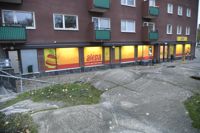 Dråpet skedde i Vallgård den sista lördagen i oktober för snart två år sedan. Från början har tre ungdomar misstänkts, men nu åtalas också den person som först undgick åtal på grund av sin ålder.