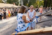Lärarna Johanna Ahlgren, till vänster, och Tove Heinonen hade äran att klippa bandet till den nya modulskolan i Isnäs under skolstarten på tisdag.