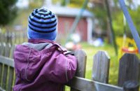 Hundratals svenskpråkiga barn har plats på eftis i Esbo. När skolan började förra veckan meddelades svenska bildningstjänsten att verksmaheten inte kunde dra igång.