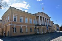 Åbo Akademi får börja utbilda också magistrar i juridik, och får en donationsprofessur i handelsrätt.