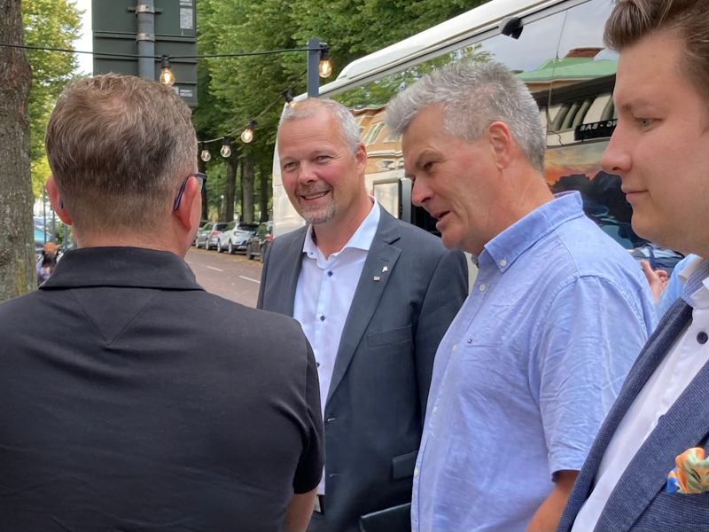 Mika Nordberg och Tage Silander var med i välkomstkommittén då Petteri Orpo (t.v.), Samlingspartiets partiledning och riksdagsgruppens ledning anlände till Mariehamn. – Vi är jättenöjda med skalan på det här besöket, säger de åländska moderaternas ordförande Wille Valve.