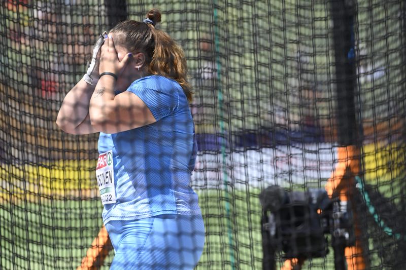 Silja Kosonen var besviken efter släggkvalet, men fick till slut pusta ut då hennes dryga 68 meters båge räckte till final.