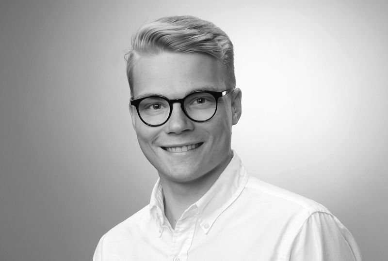 Klaus Ahlgren studerar på Hanken i Vasa. När han ska läsa nyheter söker han sig oftast till HBL, Svenska Yle och Financial Times.