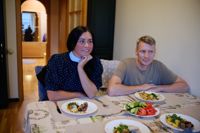 Olga Romanova, 42, och Zjores Salasprogis, 41, har i åratal rört sig mellan Sankt Petersburg, Estland och Finland flera gånger i året. Nu är de beredda på att gränserna i praktiken kommer att vara stängda. De anser inte att de kan påverka situationen.
