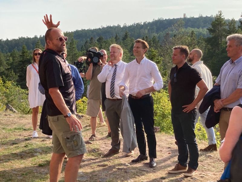 Wille Valve (åländska moderaterna), Antti Häkkänen och Petteri Orpo ser på Bomarsunds fästningar.