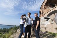 Antti Häkkänen och Petteri Orpo bekantar sig med Bomarsunds fästningar. Samlingspartiets partiledning och riksdagsgruppens ledning håller sommarmöte på Åland.
