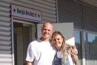 Före detta världsmästaren Eva Wahlström och fortfarande aktiva proffsboxaren Niklas Räsänen brukar träna tillsammans på Borgå Boxings gym i Vårberga.