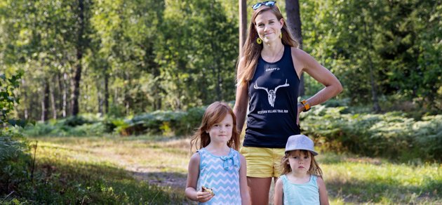 Jonna Öblom i Västerby med döttrarna Frida och Julia. På lördag är det dags för den andra upplagan av Western village trail run på samma plats. 