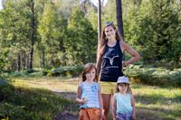 Jonna Öblom i Västerby med döttrarna Frida och Julia. På lördag är det dags för den andra upplagan av Western village trail run på samma plats.